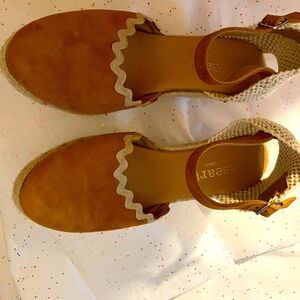 New “alpargatas” (espadrilles), dark suede tan.